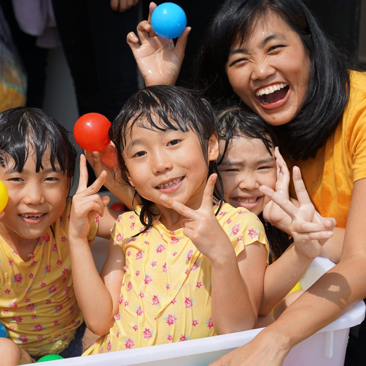 Peserta dewasa mengikuti kelas percakapan Mandarin di Kiddles