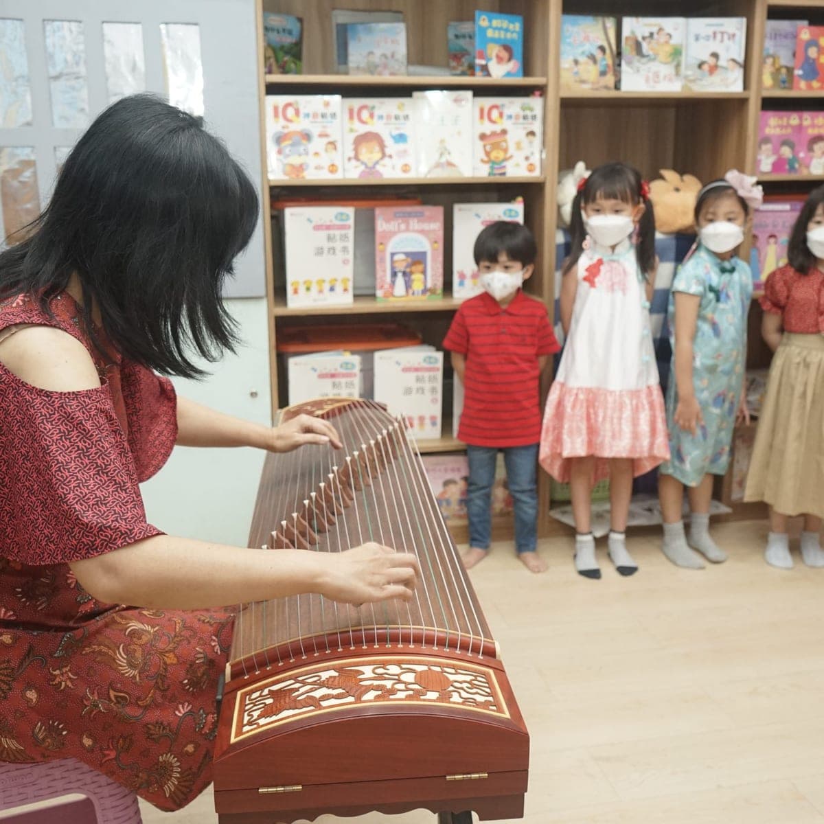Murid Kiddles tampil membawakan lagu berbahasa Mandarin di panggung
