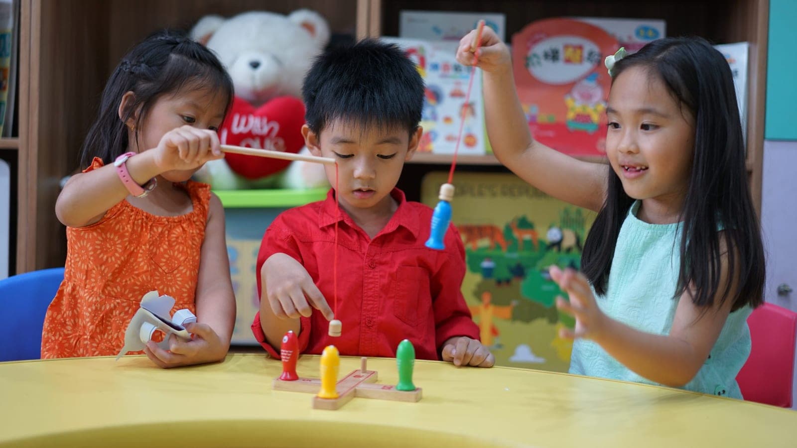 Anak mengerjakan lembar latihan soal sertifikasi Mandarin di kelas Kiddles