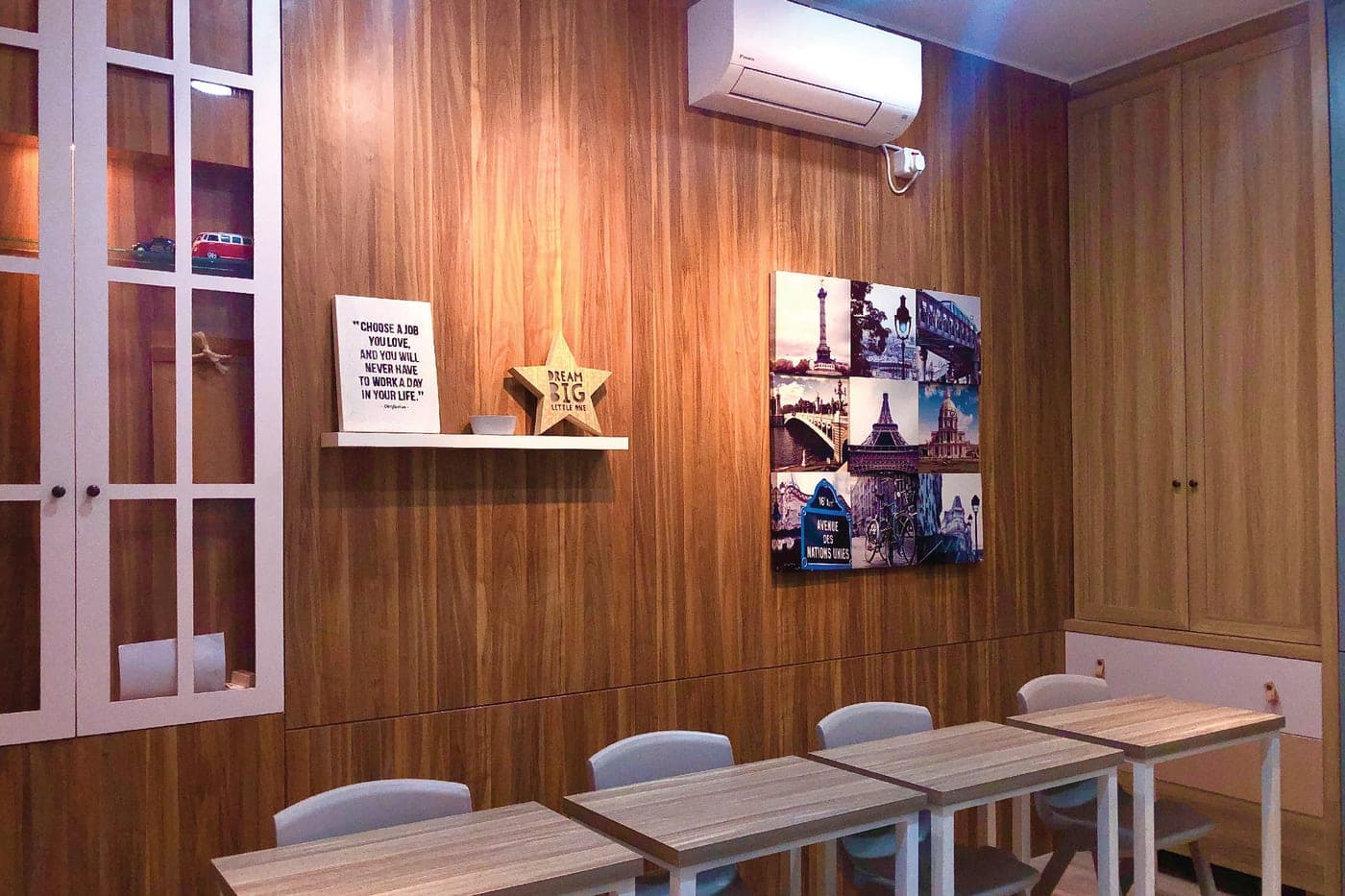 Ruang belajar Kiddles berpanel kayu dengan meja panjang