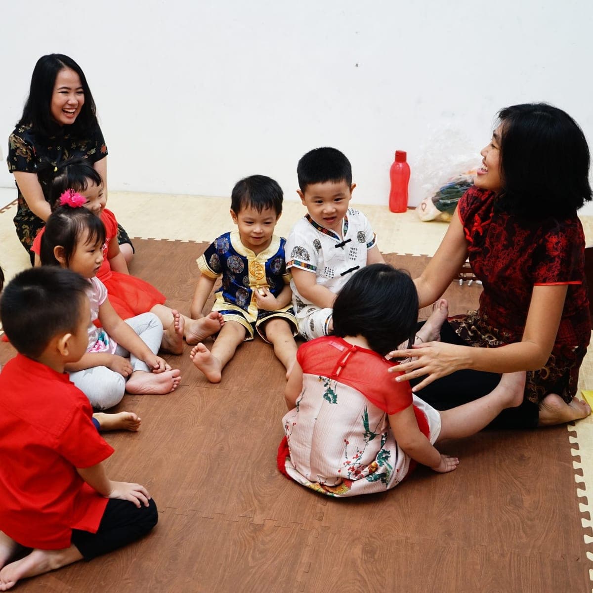 Anak-anak kelas Kinder Kiddles menyanyi bersama guru
