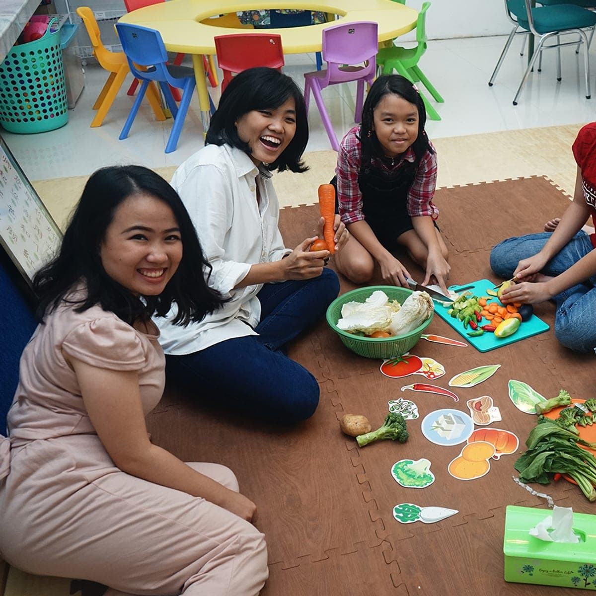 Murid bermain kartu kosakata Mandarin bersama pengajar