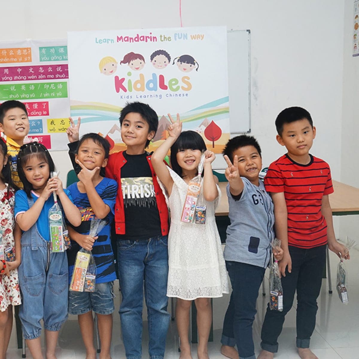 Murid Kiddles menerima sertifikat pada akhir term