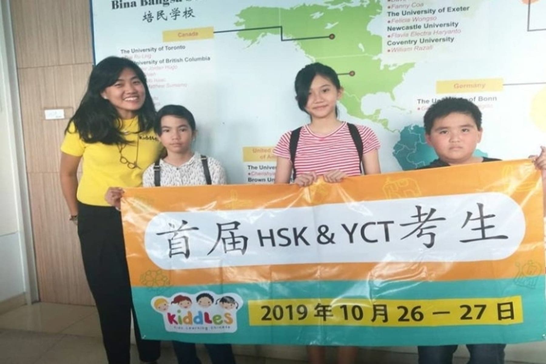 Peserta mengerjakan latihan soal persiapan ujian HSK di kelas Kiddles