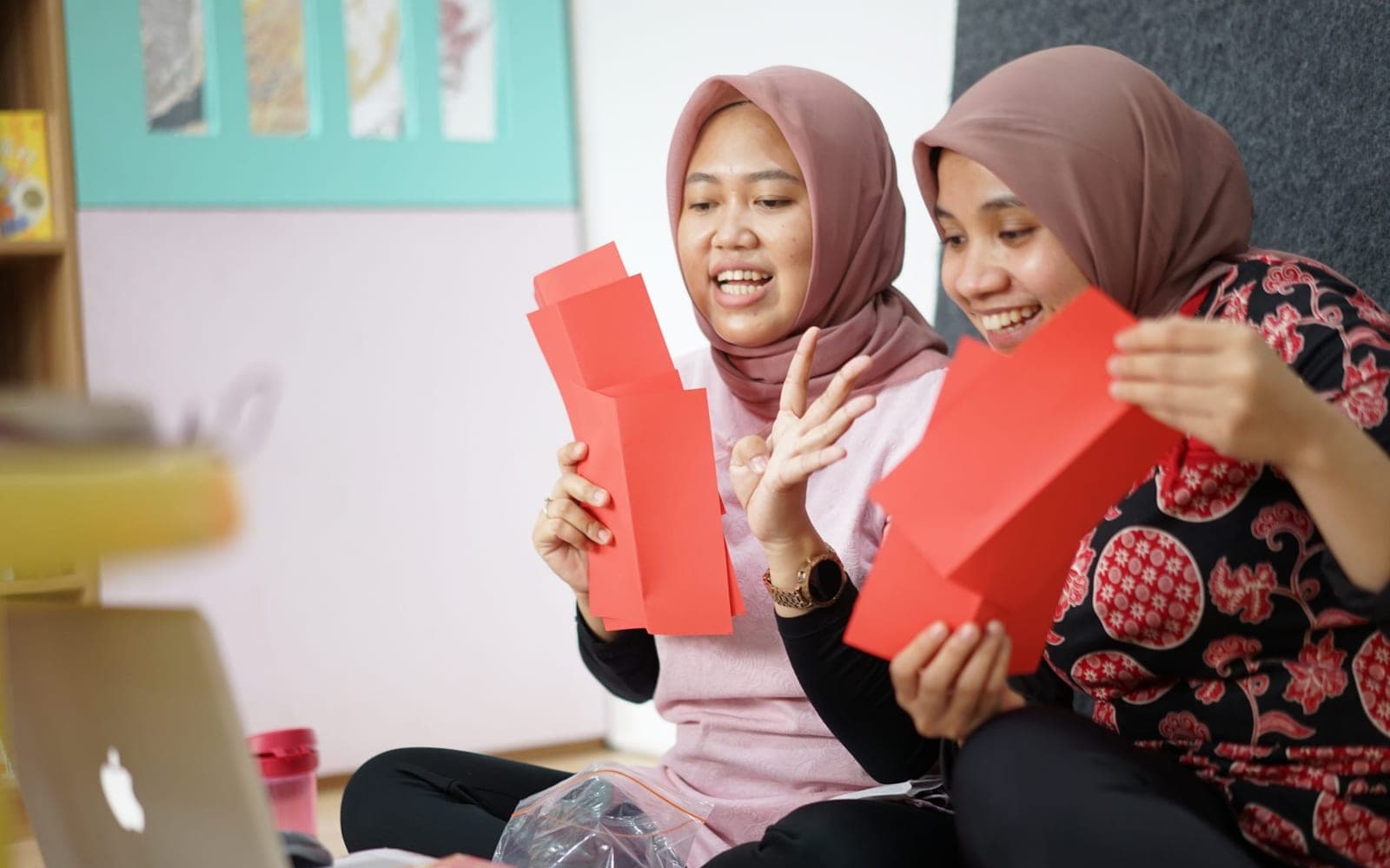 Dua pengajar Kiddles berbincang dalam Bahasa Mandarin di ruang kelas