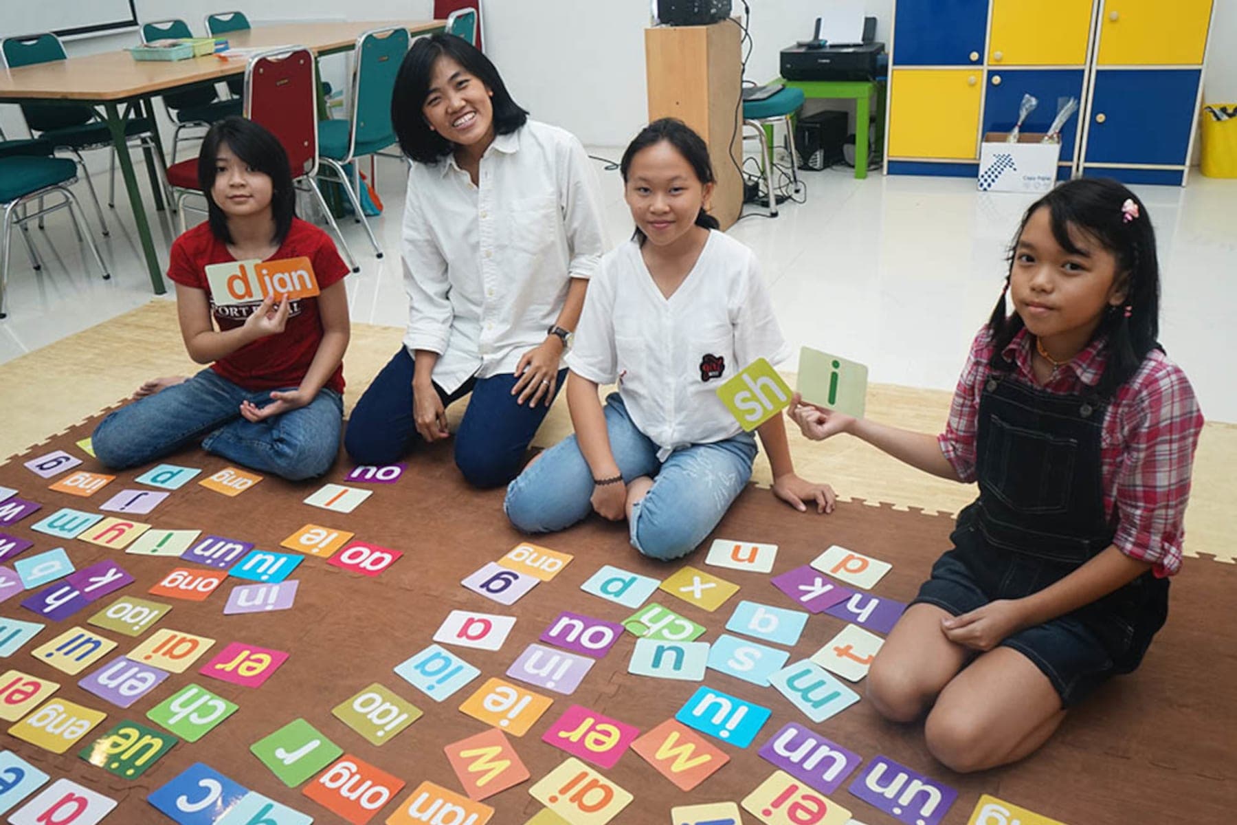 Remaja berdiskusi dalam Bahasa Mandarin di kelas Teens Kiddles