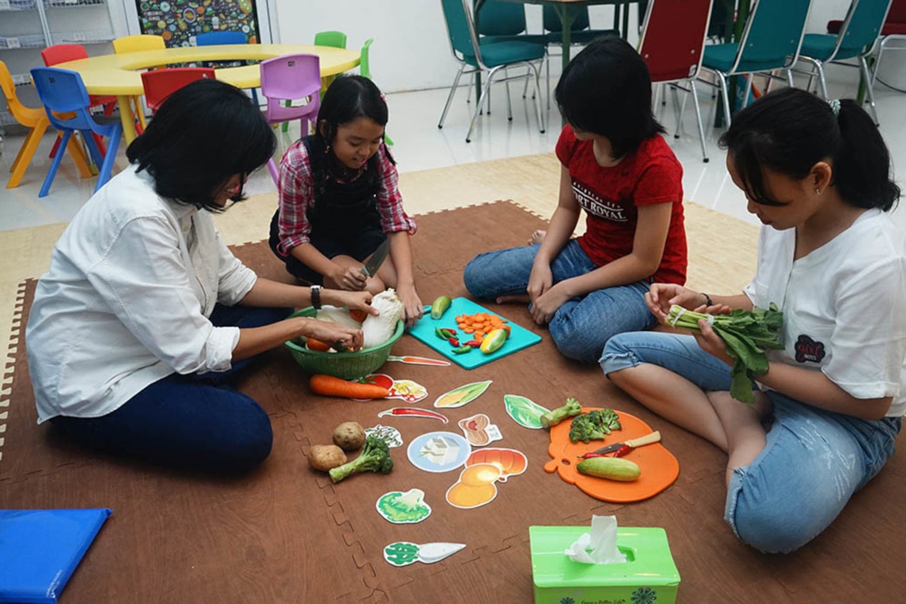 Peserta dewasa mengikuti kelas Bahasa Mandarin Umum di Kiddles