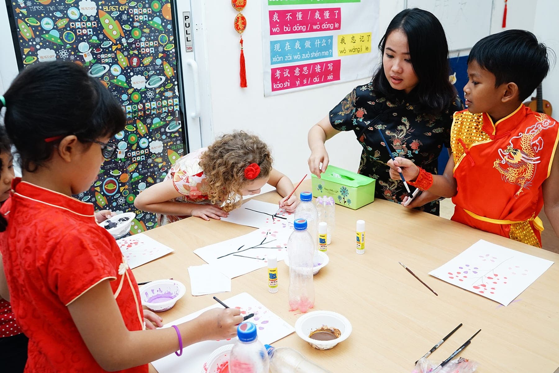 Anak-anak mengikuti latihan soal persiapan ujian YCT di kelas Kiddles